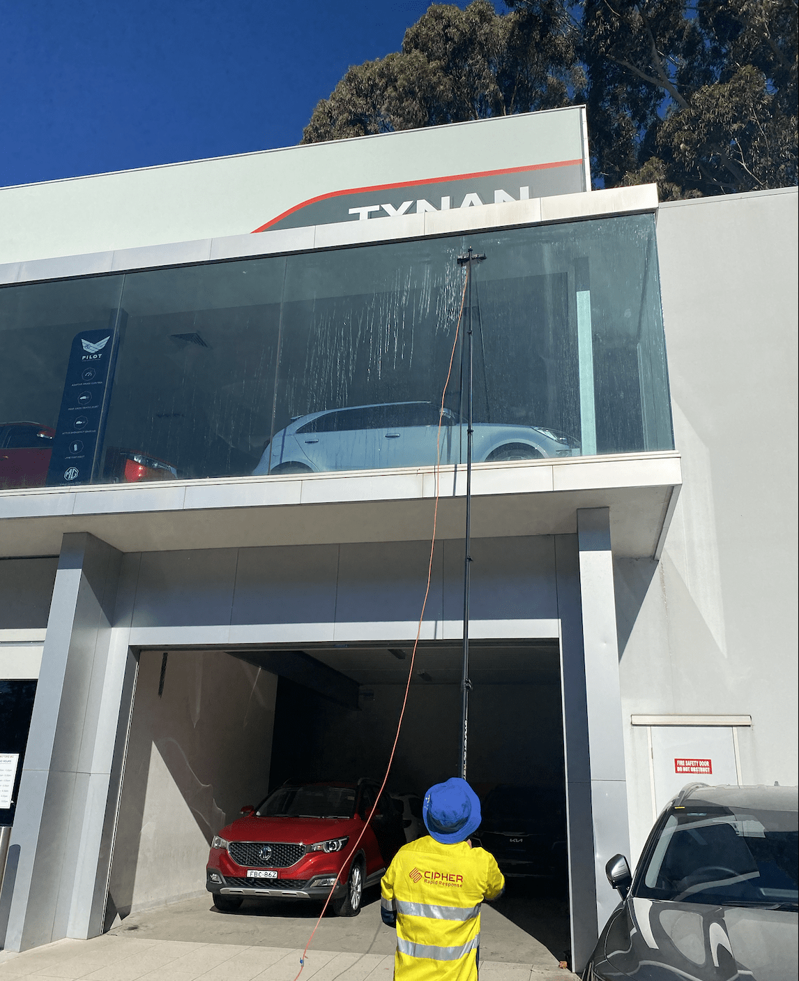 The professional Window cleaning team cleans high and difficult-to-access windows.