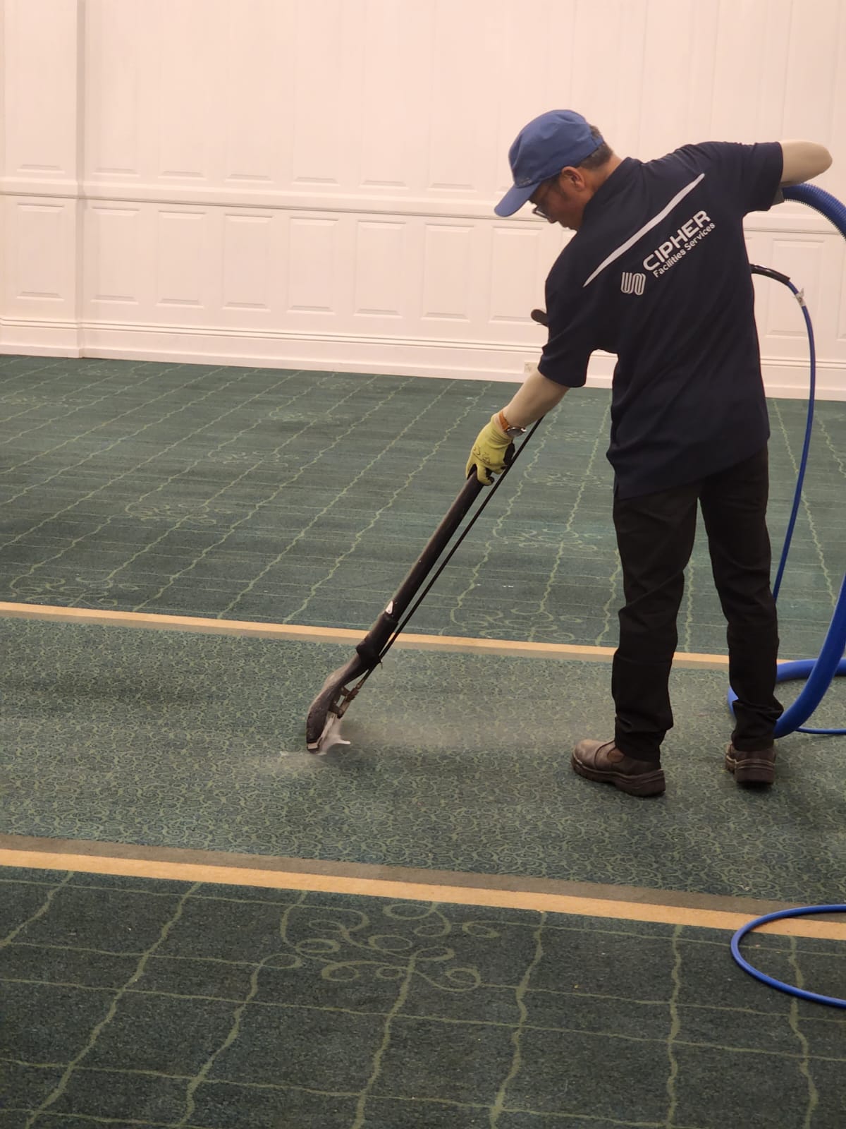 Cipher Rapid Response has a professional and experienced team for cleaning Internal & external surfaces. Our team uses the latest equipment.