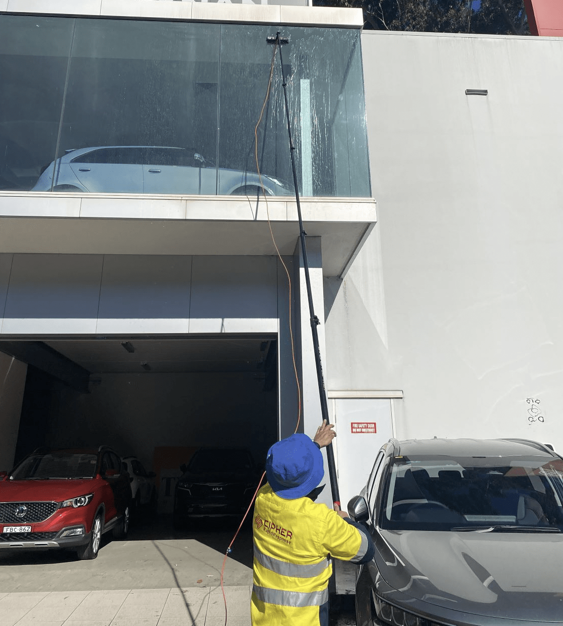 The professional Window cleaning team cleans high and difficult-to-access windows.