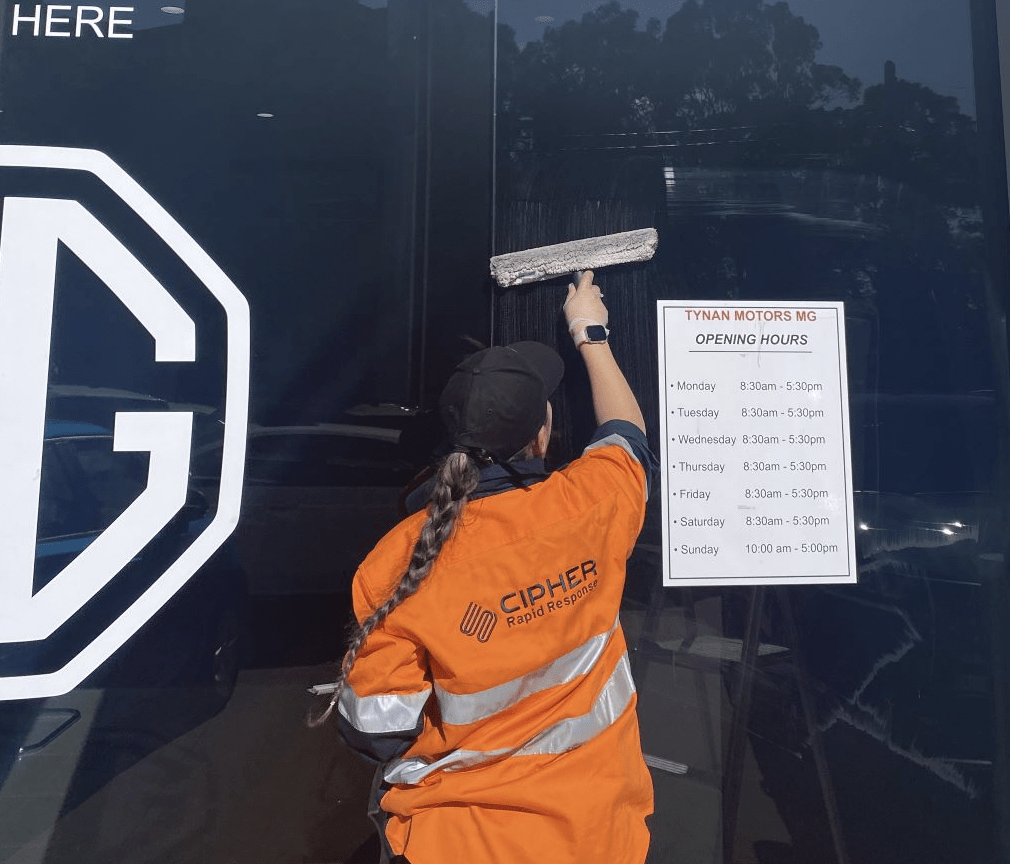 The professional Window cleaning team cleans high and difficult-to-access windows.