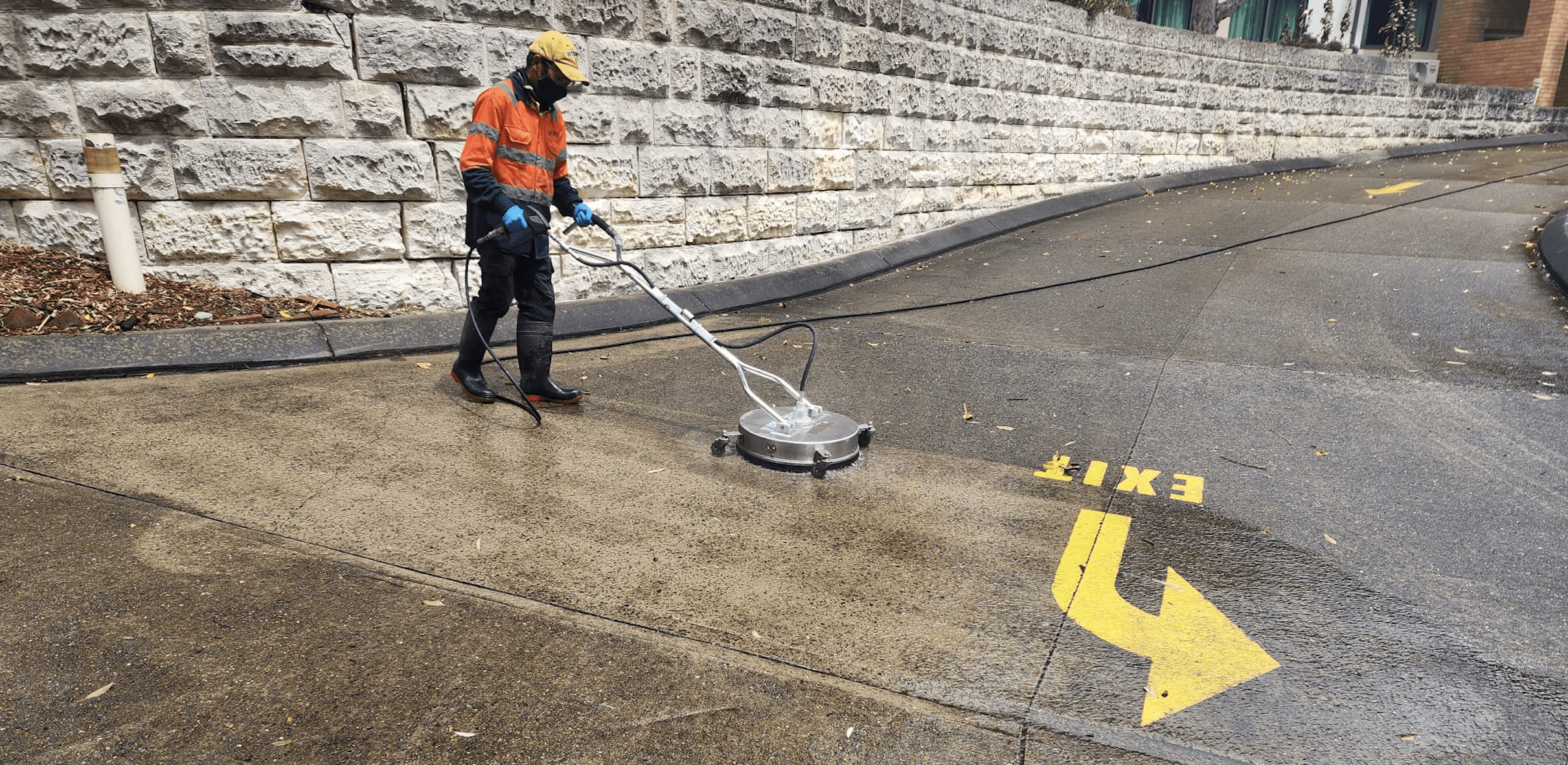 Cipher Rapid Response has a professional and experienced team for cleaning Internal & external surfaces. Our team uses the latest equipment.